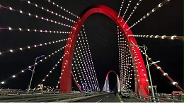 美化城市景观：抱箍灯昼夜照明，使桥梁在夜间更具魅力。