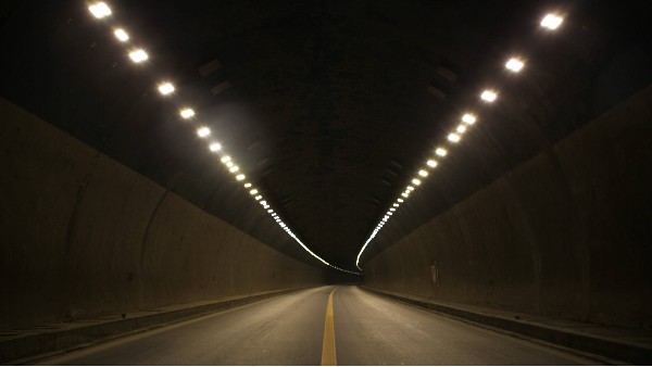 《防眩隧道灯：点亮隧道的多重益处》